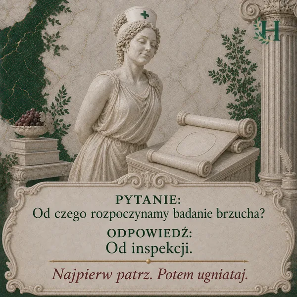 Higieja z rękami założonymi za plecami przygląda się rozwiniętemu zwojowi na pulpicie.